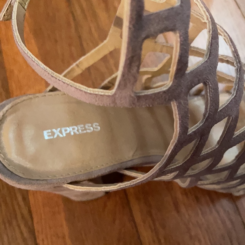 Express Heels - Picture 2 of 2